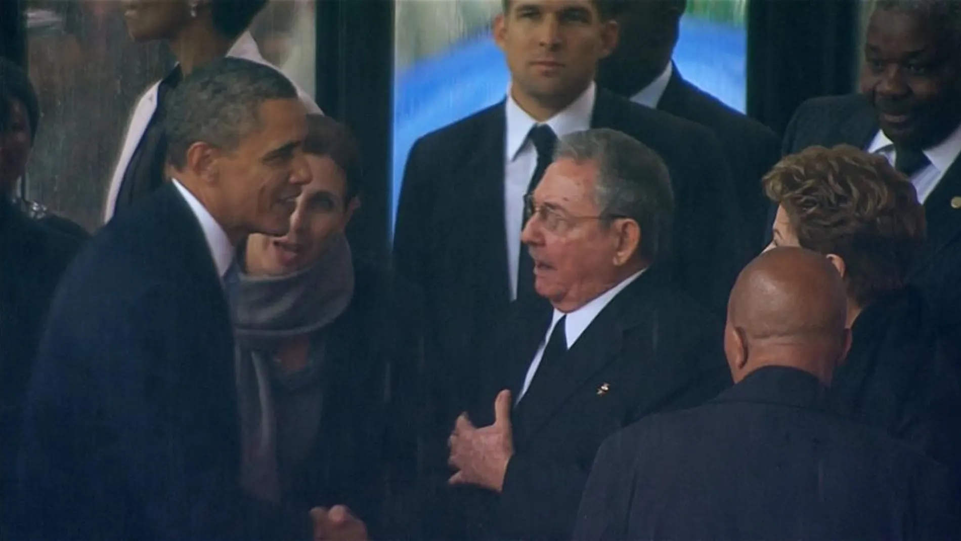 El presidente de EE UU, Barack Obama, saluda al de Cuba, Raúl Castro, durante el funeral por Mandela
