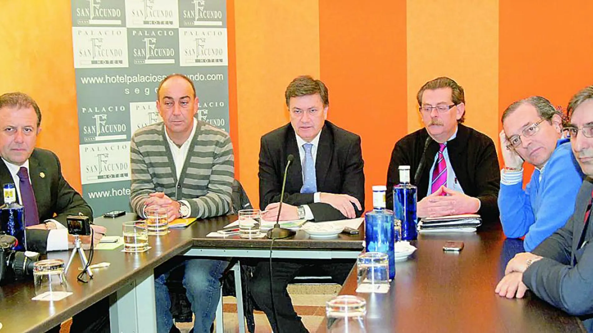 El presidente de la Diputación, Francisco Vázquez, junto a diputados de la corporación