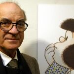 El humorista argentino Joaquín Salvador Lavado «Quino», junto a su personaje más universal, "Mafalda"