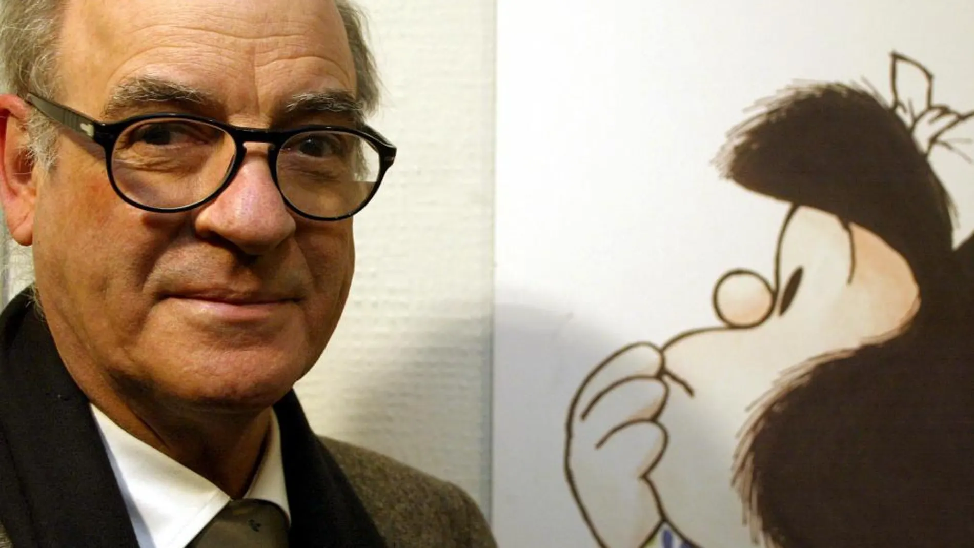 El humorista argentino Joaquín Salvador Lavado «Quino», junto a su personaje más universal, "Mafalda"