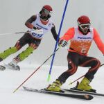 El esquiador español Gabriel Gorce Yepes (i) compite, acompañado por su guía, Arman Ventura (d)