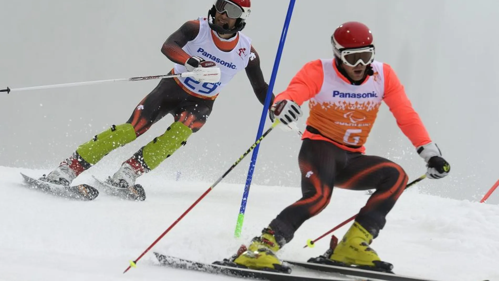 El esquiador español Gabriel Gorce Yepes (i) compite, acompañado por su guía, Arman Ventura (d)