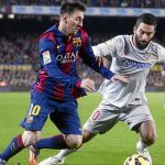 Messi intenta escapar de la vigilancia de Arda Turan