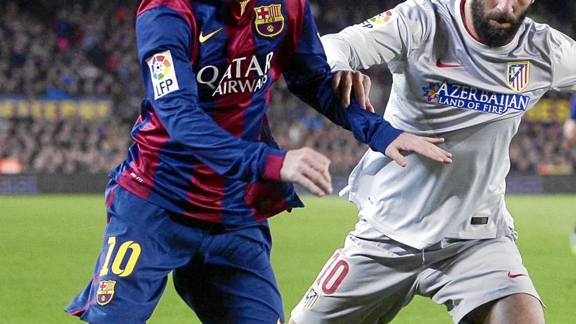 Messi intenta escapar de la vigilancia de Arda Turan