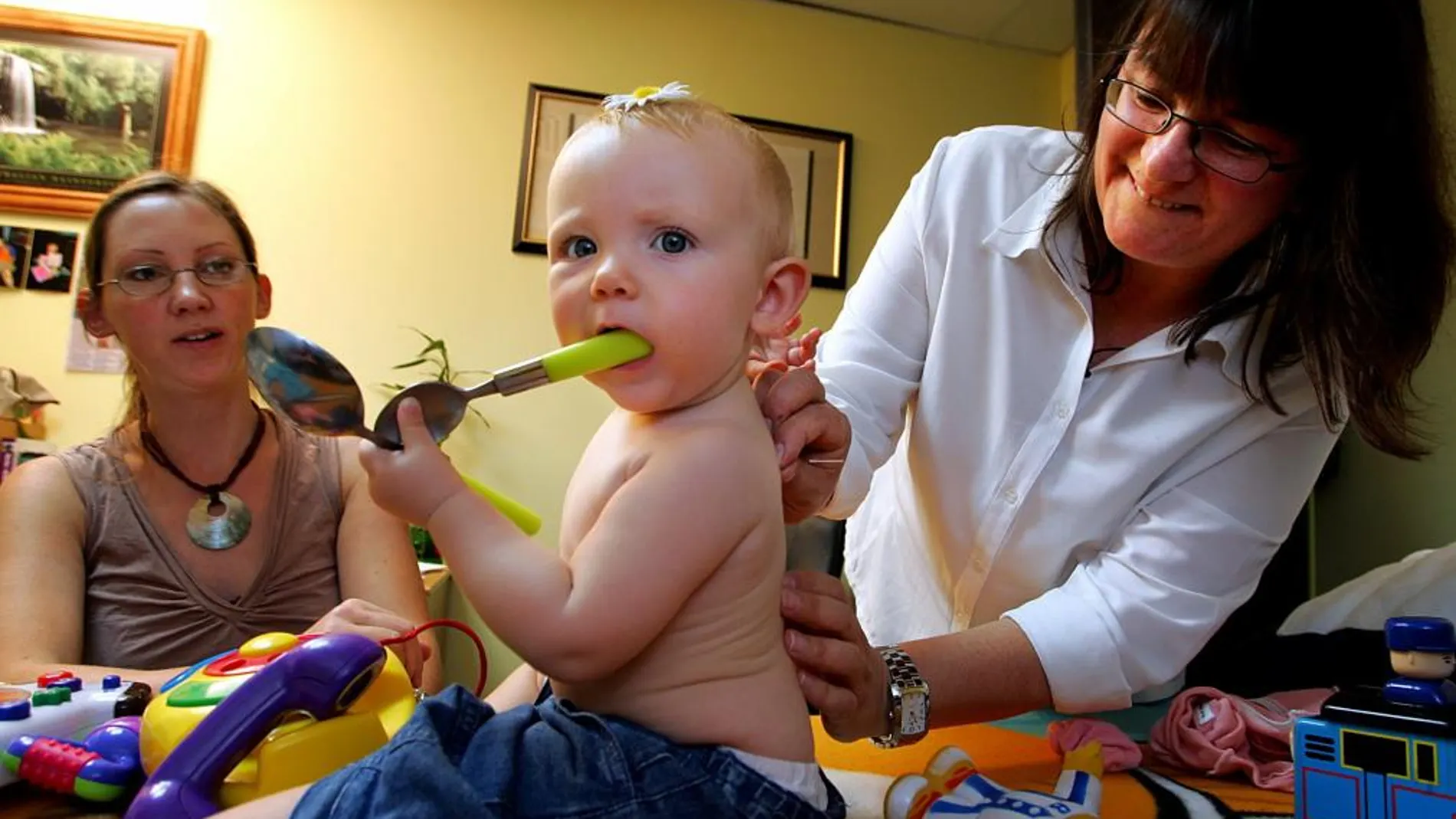 Un bebé se somete a una sesión de acupuntura