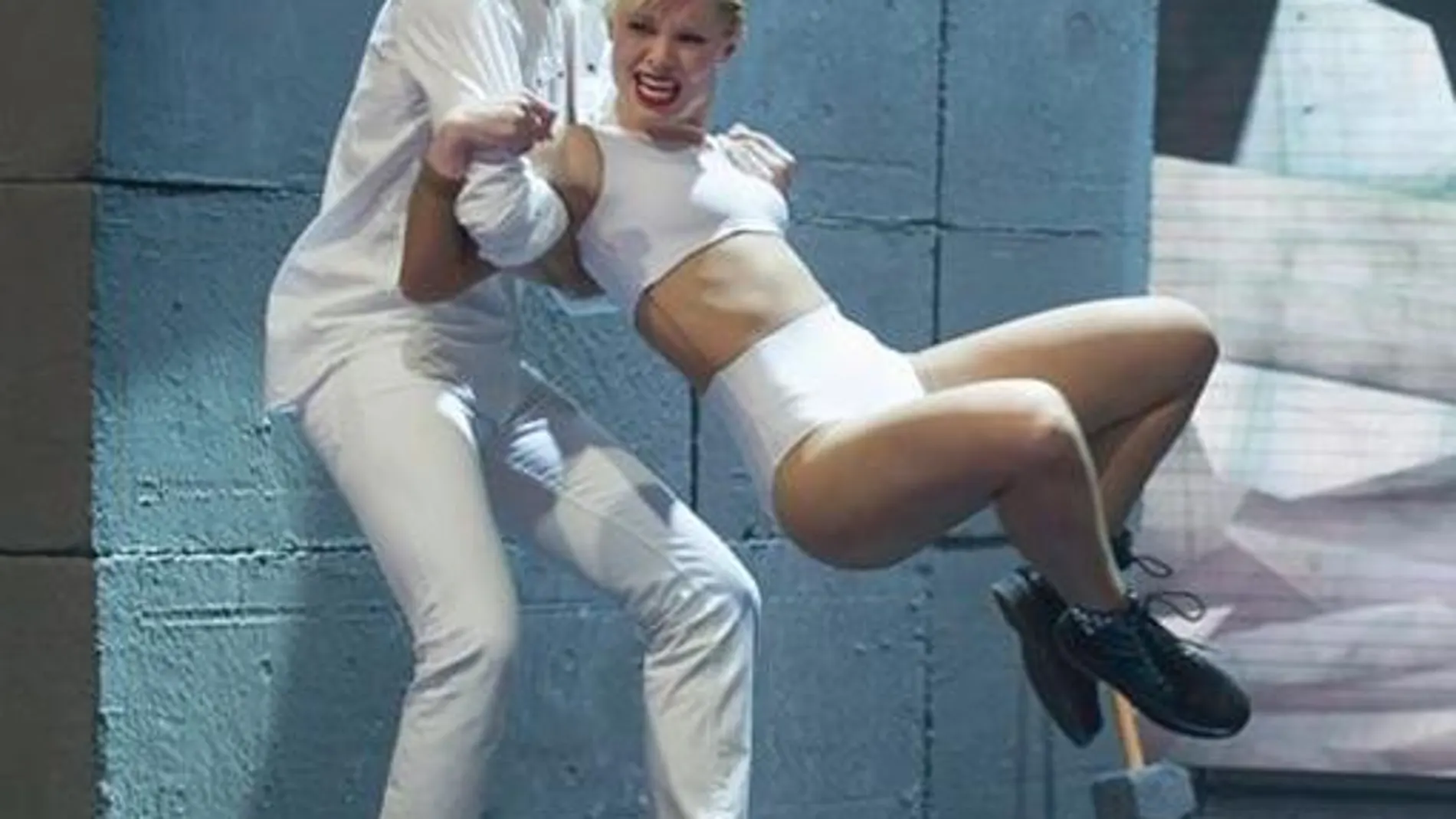 La pareja bailó al ritmo de "Wrecking ball"de Miley Cyrus