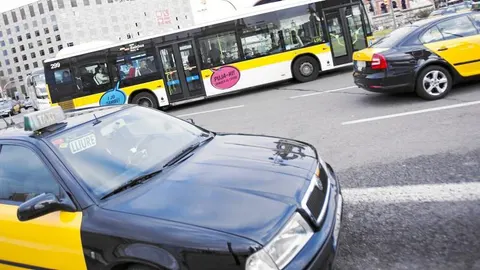 Barcelona cuenta actualmente con un parque más de 10.000 taxis para la ciudad, a los que hay que sumar otros 500 que trabajan en las ciudades del área metropolitana. La situación económica ha llevado a los taxistas a buscar medidas para hacer sostenible el servicio