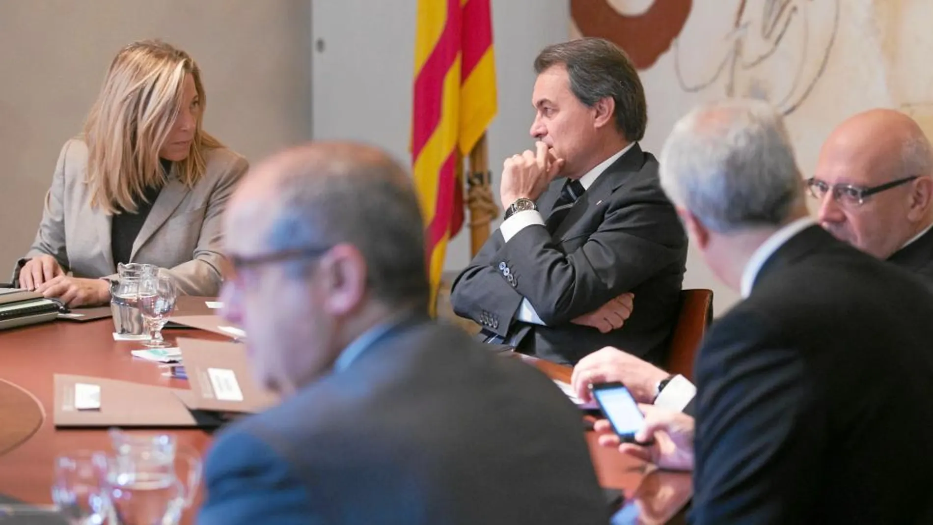 Artur Mas dialoga con la vicepresidenta durante la reunión del Consell Executiu que aprobó el código ético