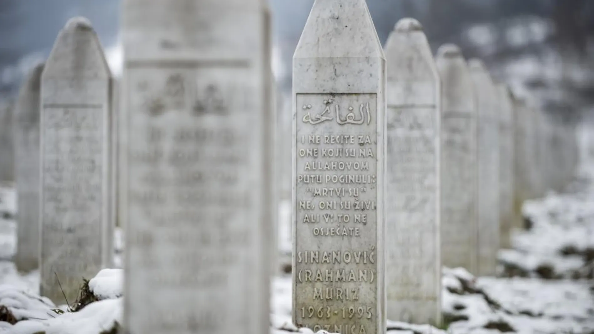 Cementerio conmemorativo de Potocari , en las afueras de Srebrenica , a 150 kilómetros al noreste de Sarajevo