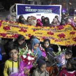 Mujeres y niños paquistaníes rinden homenaje a los terroristas del atentado contra el «Charlie Hebdo»