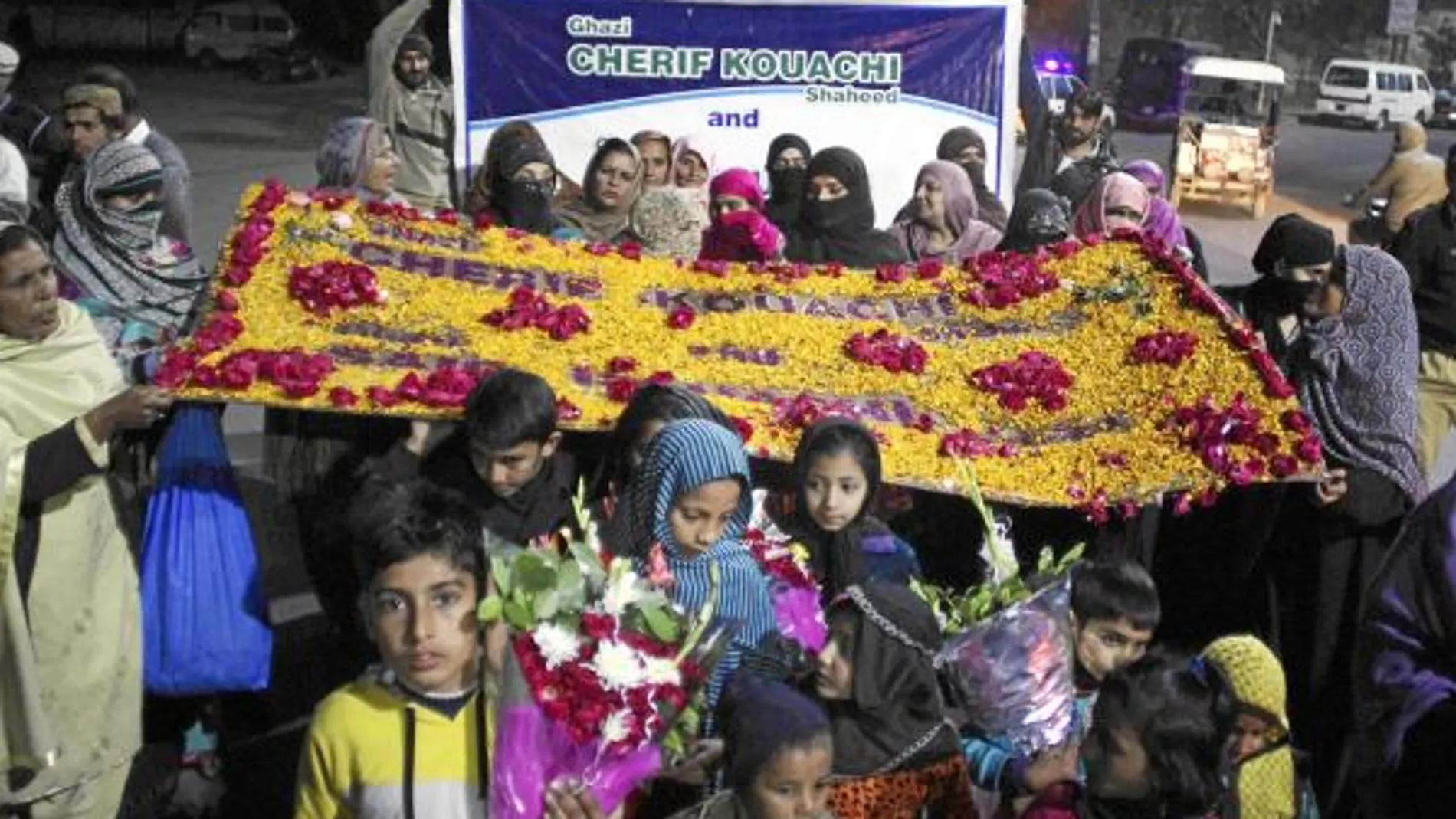 Mujeres y niños paquistaníes rinden homenaje a los terroristas del atentado contra el «Charlie Hebdo»
