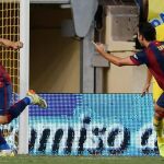 El delantero del Barcelona Sandro Ramírez (i) celebra con su compañero Xavi Hernández la consecución del primer gol de su equipo ante el Villareal