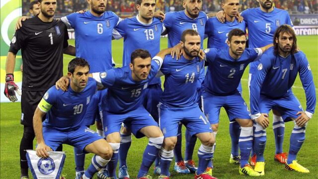 Los jugadores de la selección griega posan antes de partido de clasificación contra Rumanía jugado en noviembre
