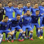 Los jugadores de la selección griega posan antes de partido de clasificación contra Rumanía jugado en noviembre