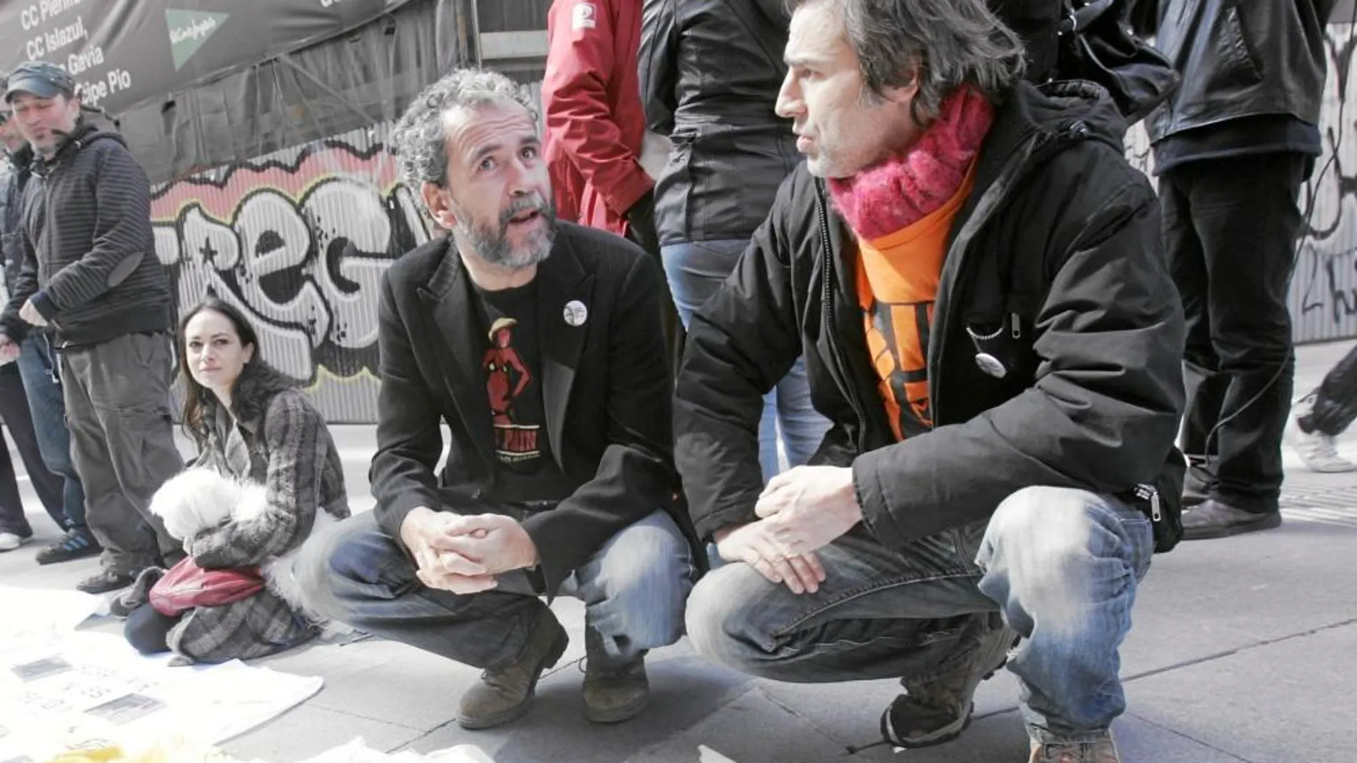 Además de formar parte de Animalario y de compartir escena en películas como «Los dos lados de la cama», Willy Toledo y Alberto San Juan se han unido también para reivindicar diferentes causas. En la imagen, su apoyo a la despenalización de la venta de CD’s y DVD’s en la calle
