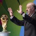Vicente del Bosque entregó el trofeo de campeón del mundo ganado en 2010