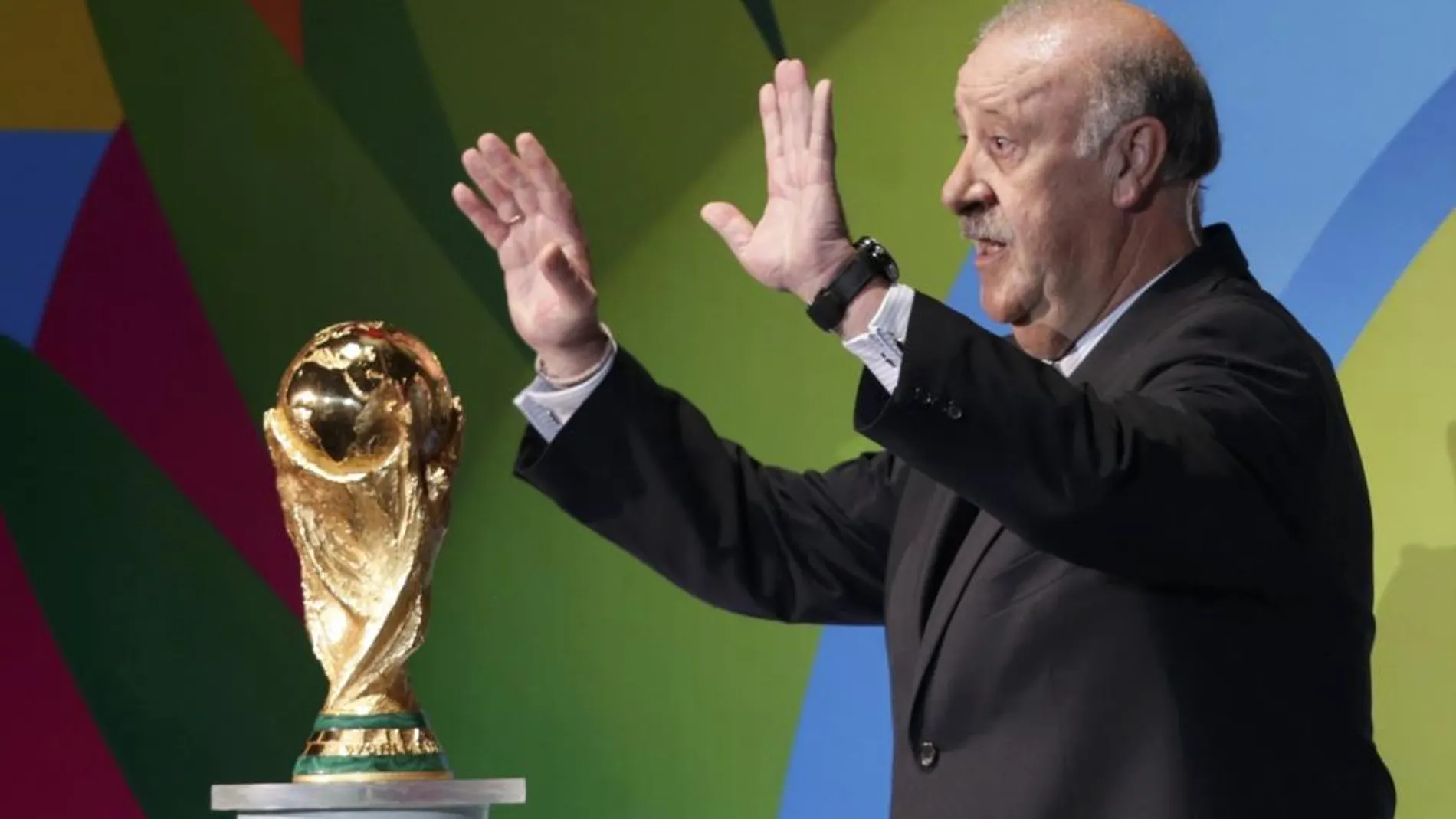 Vicente del Bosque entregó el trofeo de campeón del mundo ganado en 2010