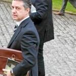 El entonces presidente del PNV, Iñigo Urkullu, pasa ante una bandera española en la sede del Gobierno vasco, en Vitoria, en 2009