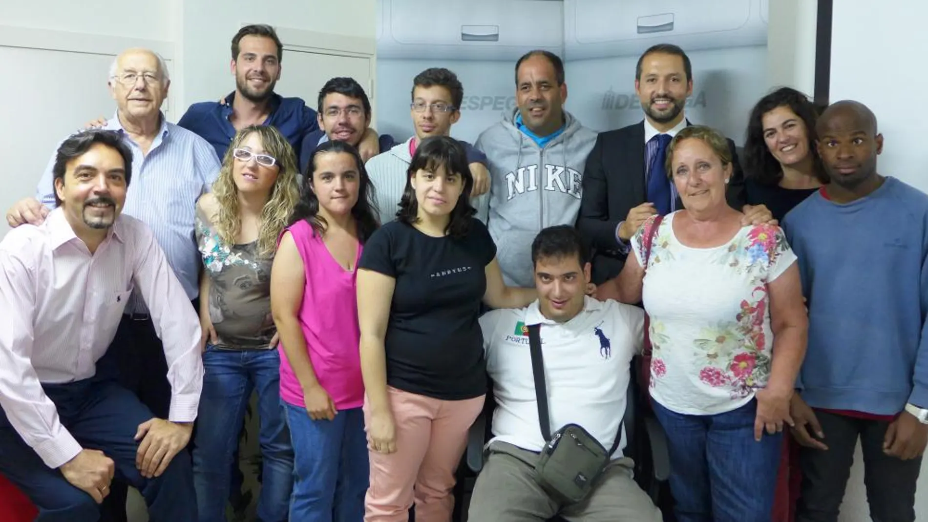 Los alumnos del curso 'Redes sociales para todos', acompañados por parte del equipo de la agencia AyR Despega y el ponente Félix López (a la izquierda).