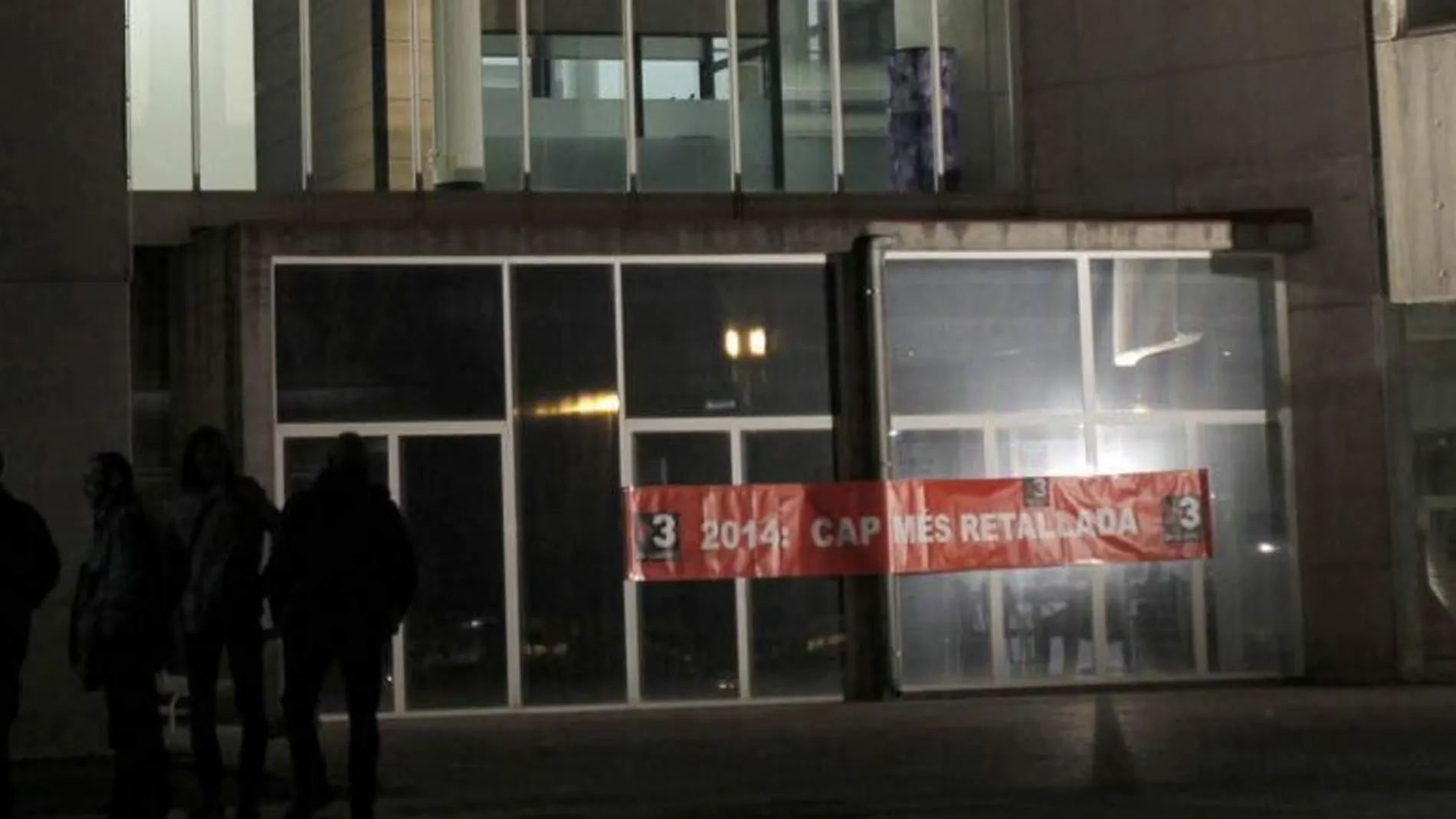 Trabajadores de TV3 a las puertas de la sede de la cadena, protagonizan una protesta.