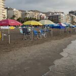 Sombrillas colocadas a primera hora por bañistas en la playa de San Antonio de la localidad valenciana de Cullera