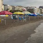 Sombrillas colocadas a primera hora por bañistas en la playa de San Antonio de la localidad valenciana de Cullera
