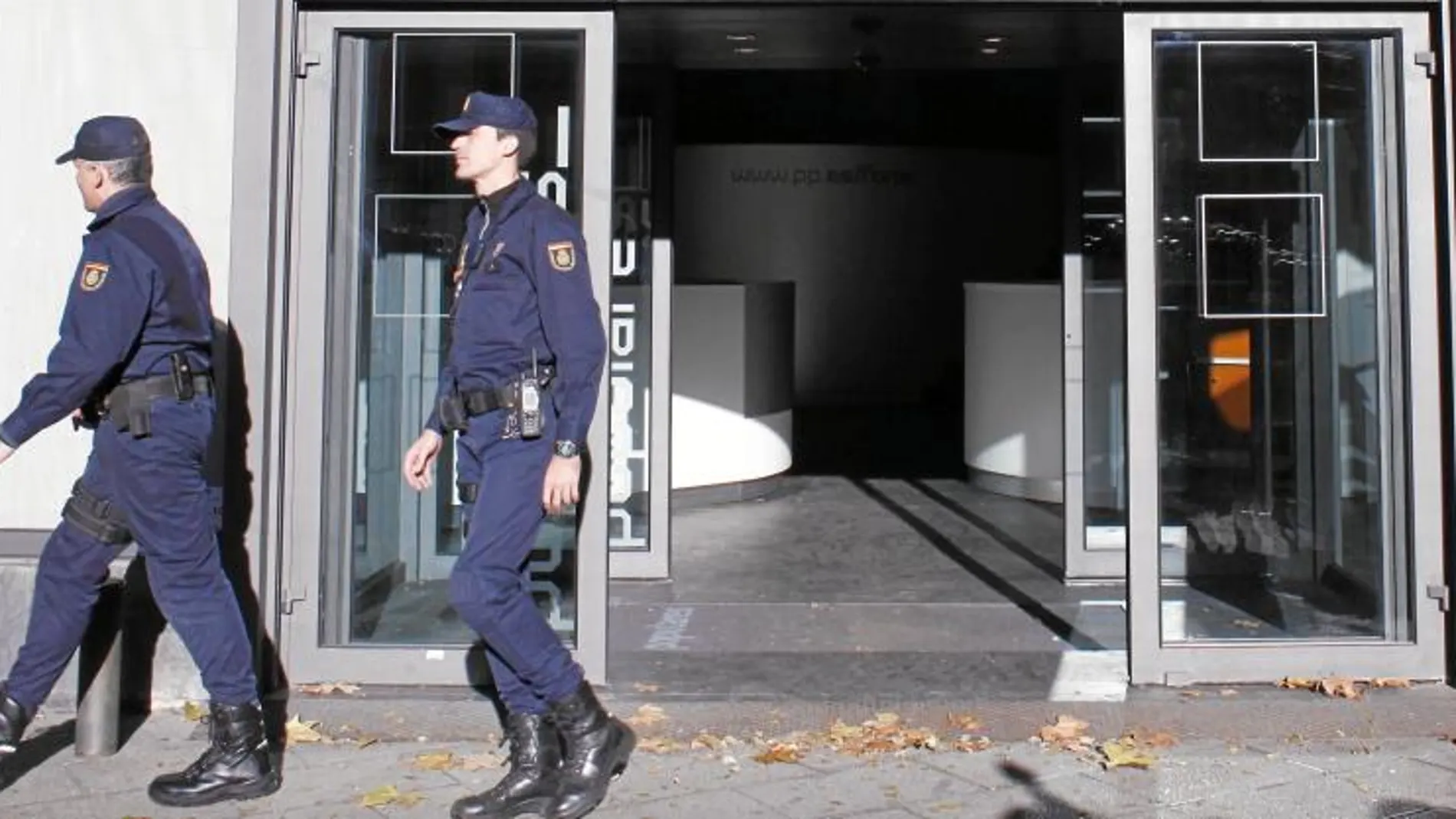 Efectivos de la Policía Nacional durante la tarde de ayer frente a la sede central del Partido Popular en la calle Génova de Madrid
