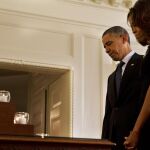 El presidente Obama y Michelle Obama guardan un minuto de silencio en honor de las vícitmas de la matanza de Newtown