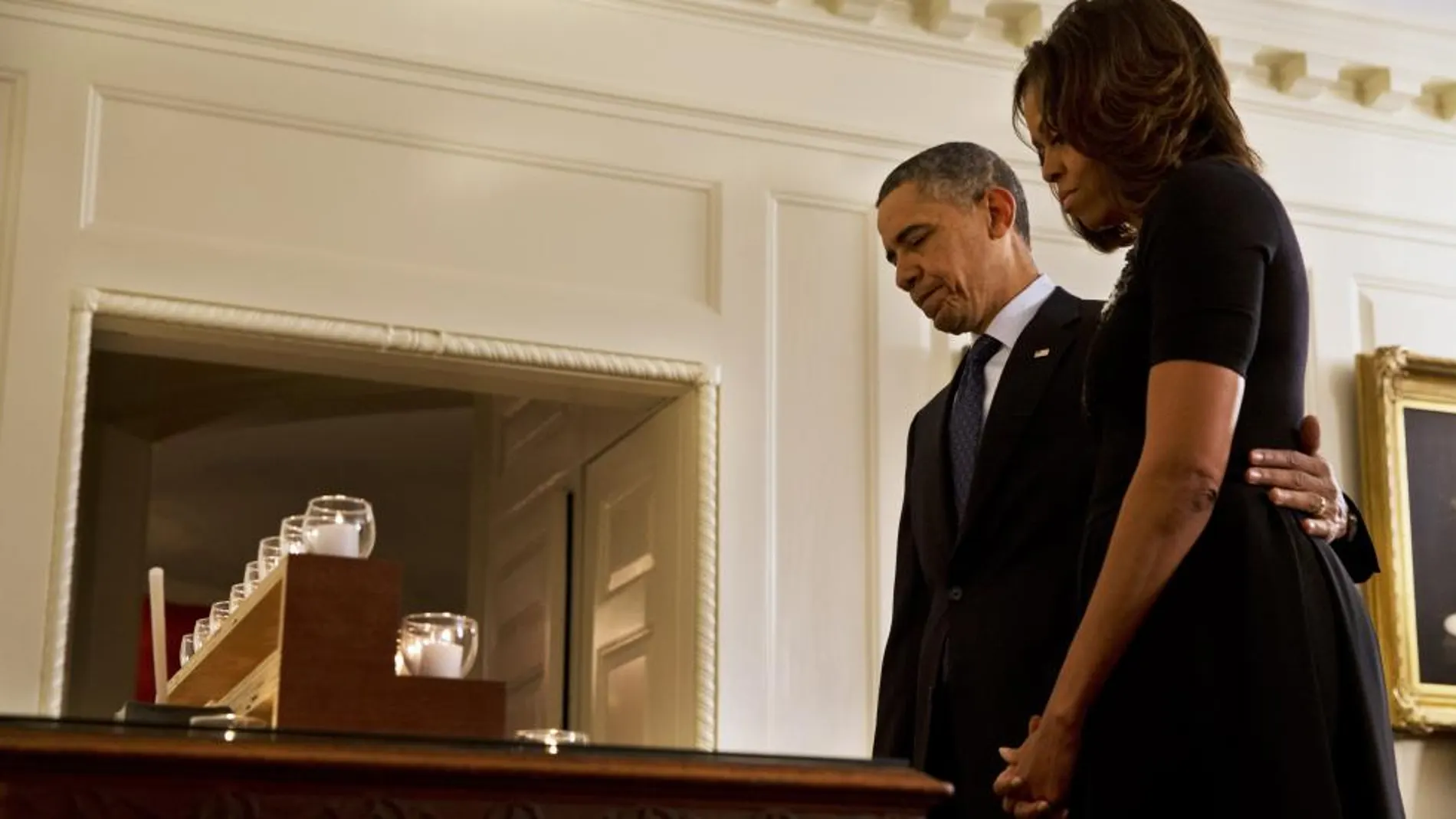 El presidente Obama y Michelle Obama guardan un minuto de silencio en honor de las vícitmas de la matanza de Newtown