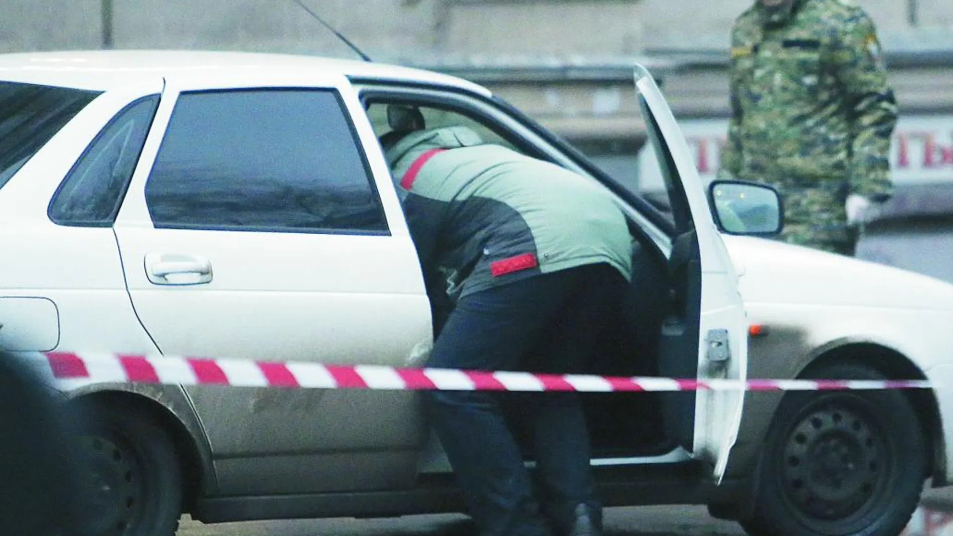Agentes de la Policía analizan el coche abandonado desde el que disparó el asesino de Nemtsov