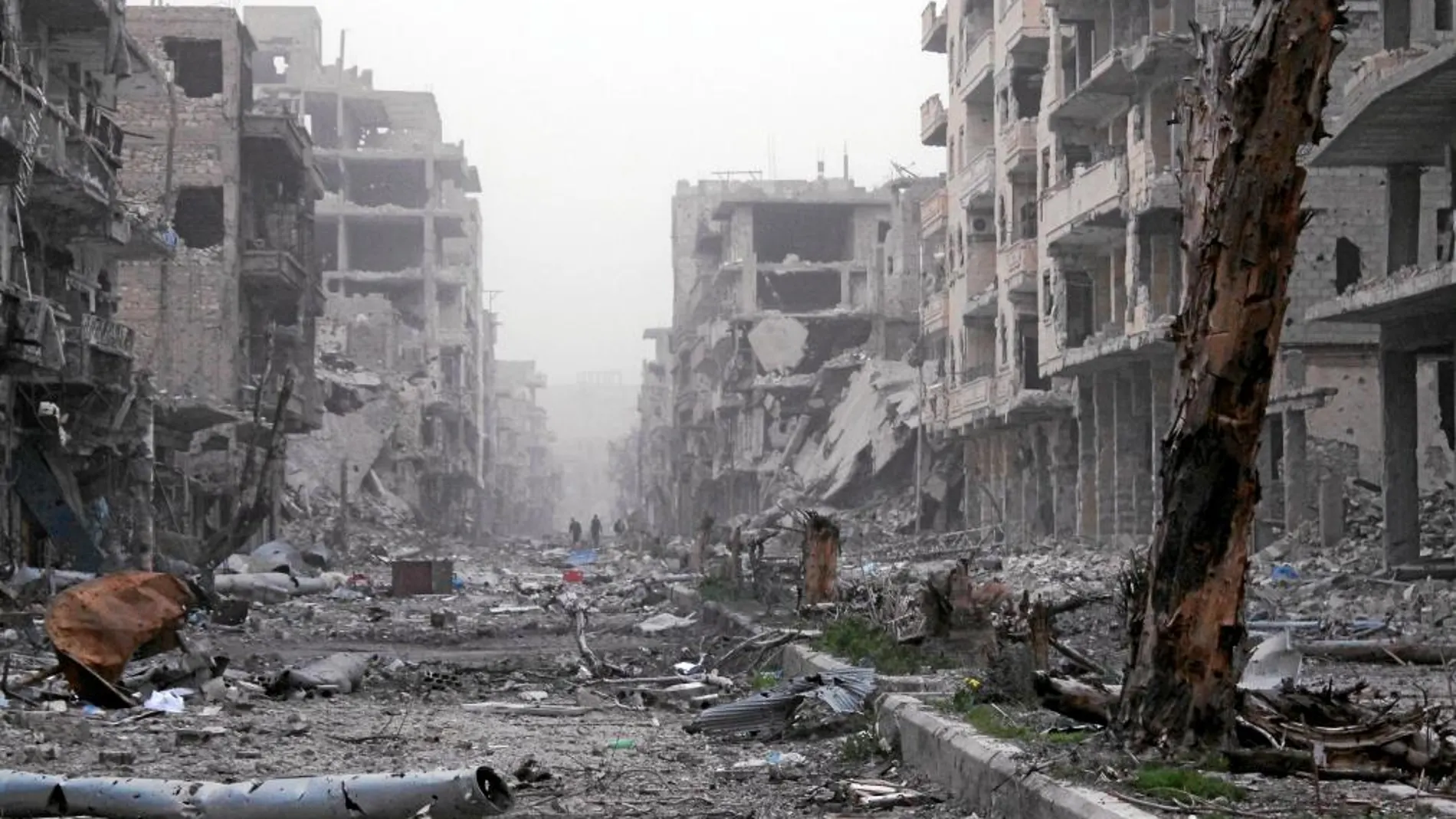 La ciudad de Deir Ezzor, a 450 kilómetros al noreste de Damasco, ha quedado destruida por las bombas y más de dos tercios de sus habitantes han huido