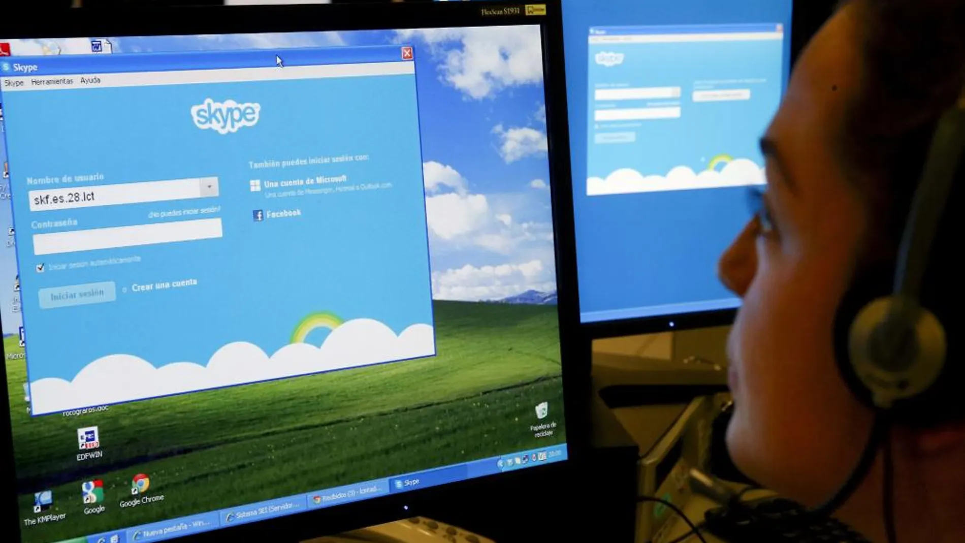 Una usuaria de Skype, frente al ordenador