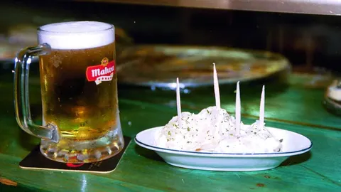 Una caña de cerveza con una tapa