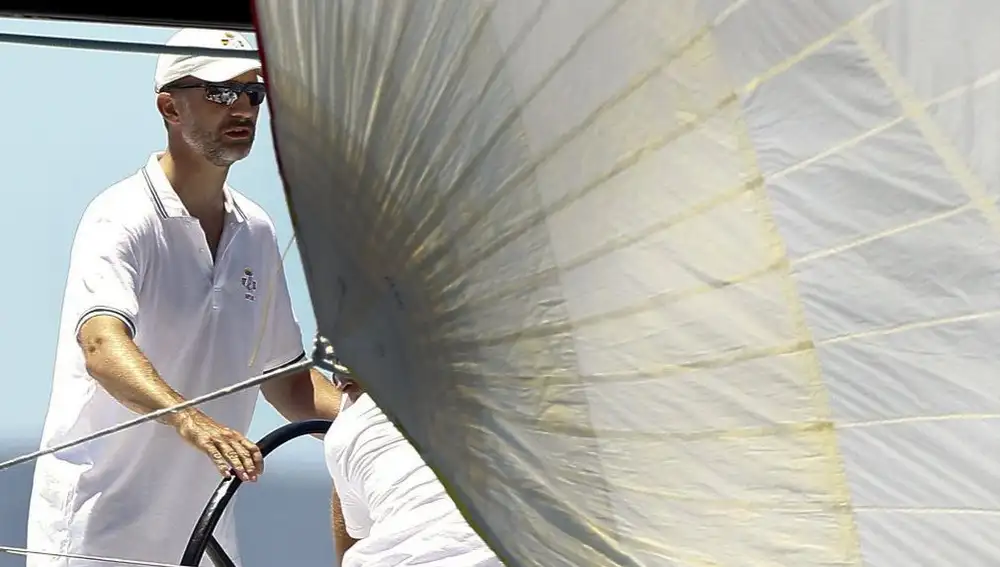 El Príncipe Felipe en la embarcación "Aifos"de la Armada Española