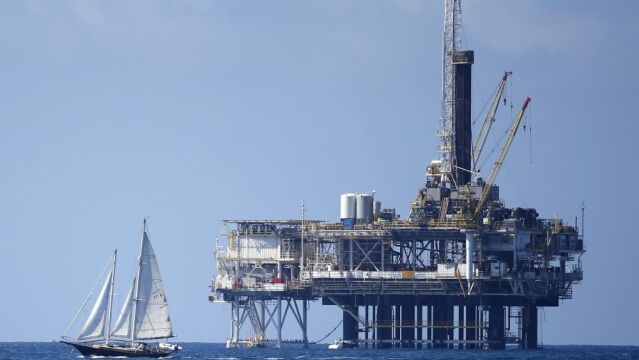 Plataforma petrolífera en la frente a la costa de California