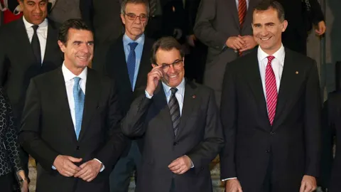 Foto de familia del Príncipe Felipe, junto al presidente de la Generalitat, Artur Mas (c); el ministro de Industria, José Manuel Soria (i), y el presidente de Telefónica, César Alierta (c-atrás), entre otros, antes de la cena ofrecida a los participantes en el MWC de Barcelona.