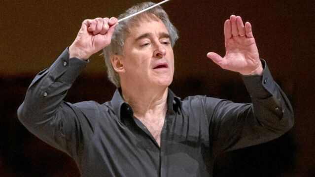 James Conlon volvió a dirigir la Nacional (en la imagen, en un ensayo del concierto)