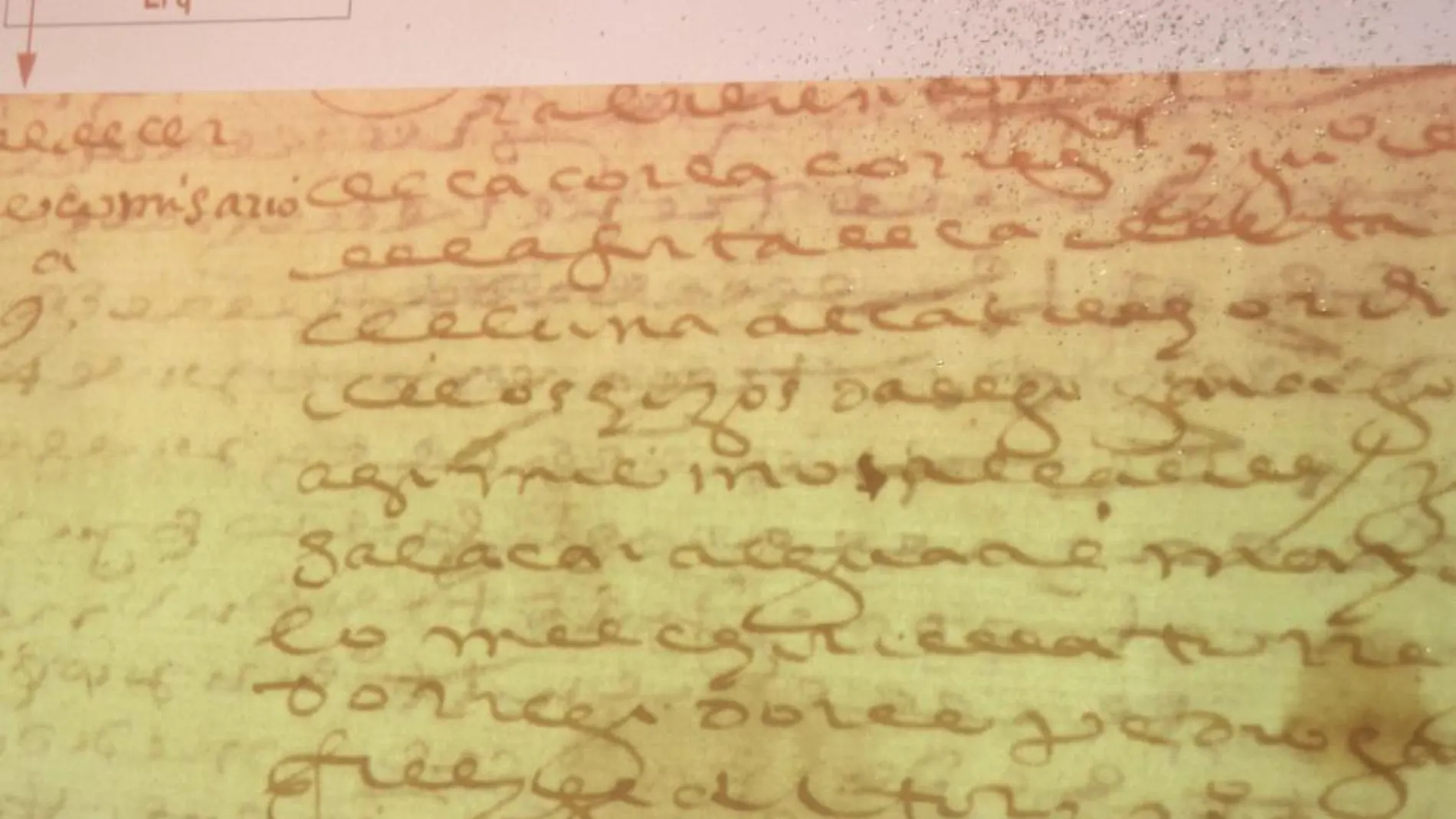 Imagen de archivo que muestras una fotografía de una proyección del documento que contiene el autógrafo de Miguel de Cervantes, en el ángulo superior izquierdo, hallado en el Archivo de Protocolos de Sevilla