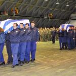 Los féretros con los cuerpos sin vida de los dos pilotos griegos fallecidos son portados tras las honras fúnebres celebradas en el hangar número 5 de la base aérea de Los LLanos.