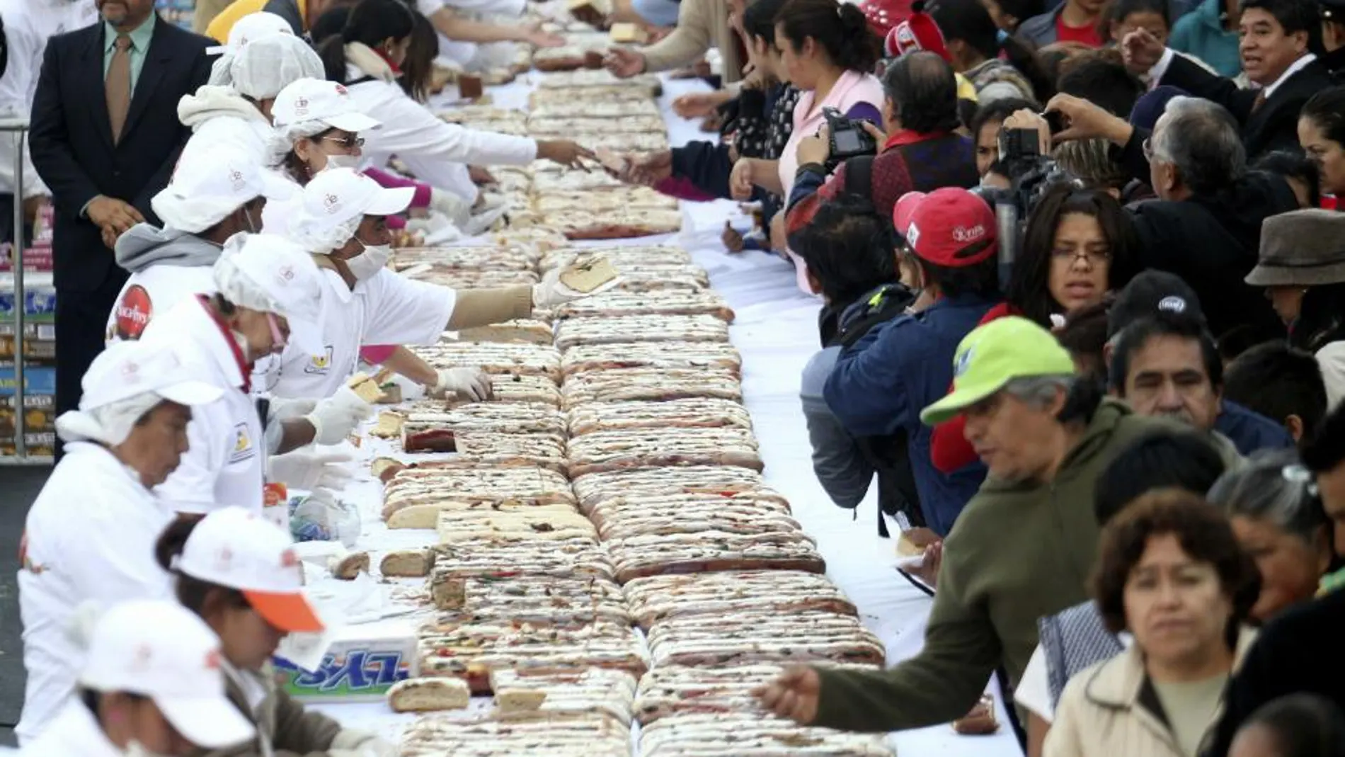 Miles de mexicanos degustan hoy un roscón de Reyes de más de 9.000 kilos y 1.900 metros de largo
