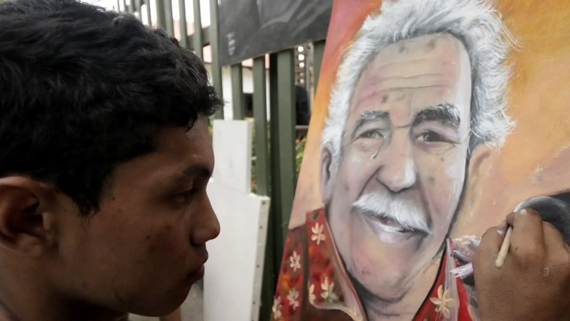 El pintor Melquin Merchan Viloria, hace un retrato del escritor colombiano y premio Nobel de literatura, Gabriel García Márquez.