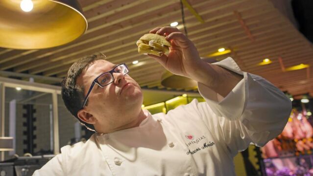 Marcos Morán, a punto de disfrutar de un bocata de calamares