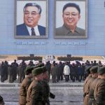 Soldados de Corea del Norte desfilan en las calles de Pyongyang frente a los retratos de los fallecidos líderes Kim Jong Il y Kim Il Sung, padre y abuelo del actual dictador