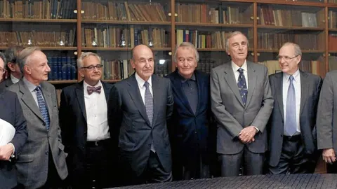 Los ponentes de la Sociedad Económica Barcelona de Amigos del País, presidida por Miquel Roca, reclama en estos momentos una política de pactos y consensos de cara a afrontar el desafío soberanista que se plantea desde Cataluña