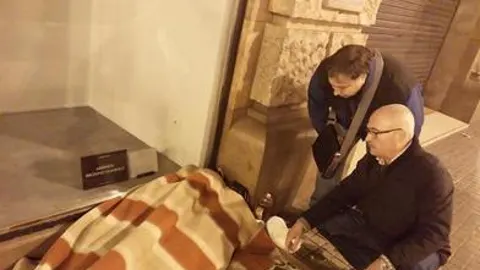 Funcionarios atienden a un indigente en la calle