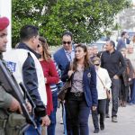 Cola de electores en un colegio de Sousse