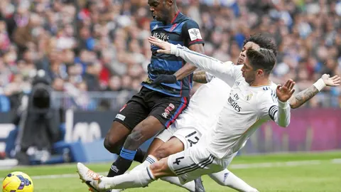 Sergio Ramos y Marcelo impiden el avance de Nyon hacia la portería defendida por Diego López. El Madrid no ha encajado un tanto en lo que va de 2014