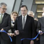 Mario Draghi (c), junto al alcalde de Fráncfort, Peter Feldmann (d), y al ministro de Economía de Hesse, Tarek Al-Wazir (i), durante la inauguración oficial de la nueva sede del BCE.
