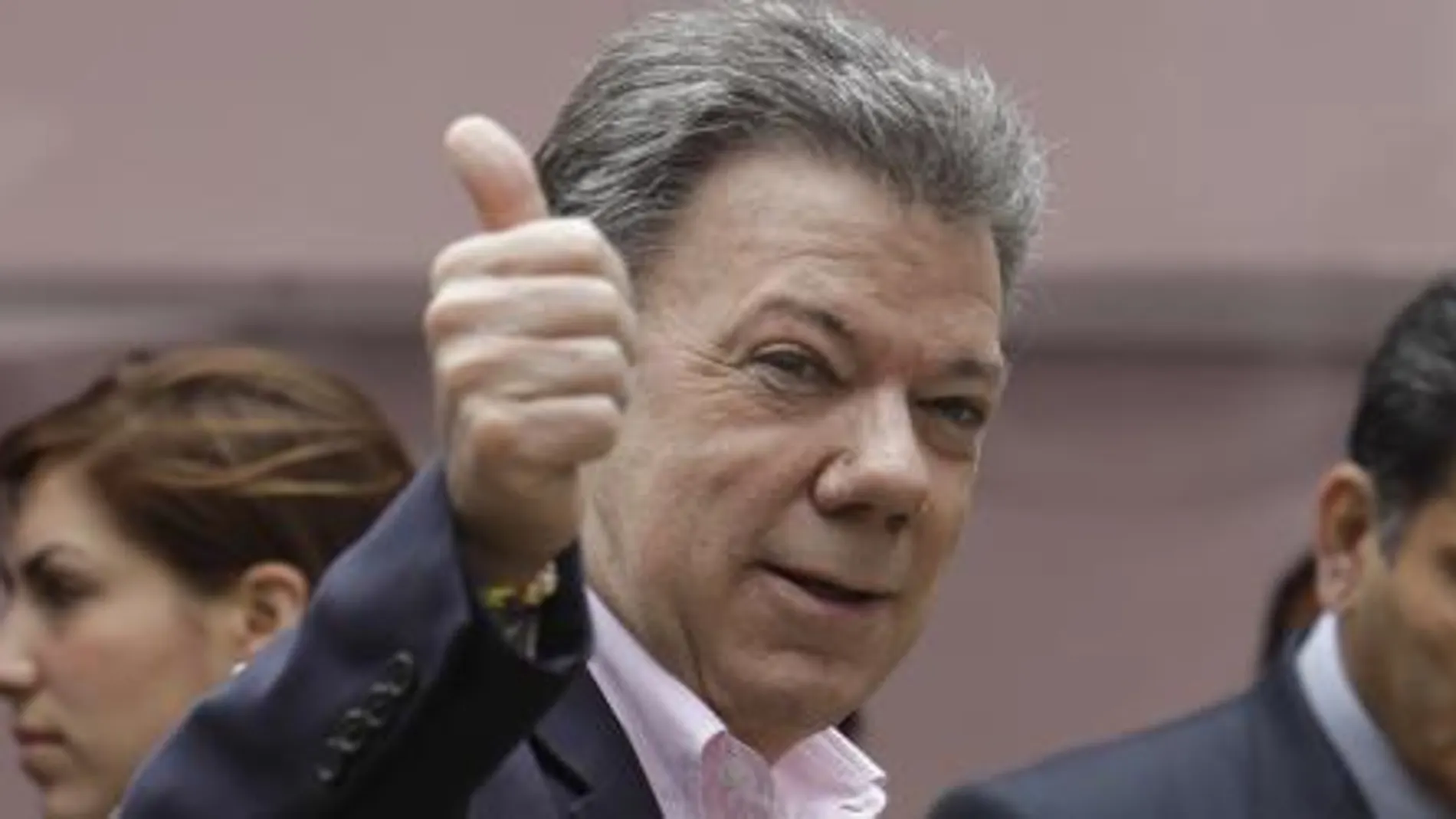 Juan Manuel Santos tras depositar su voto hoy en Colombia.