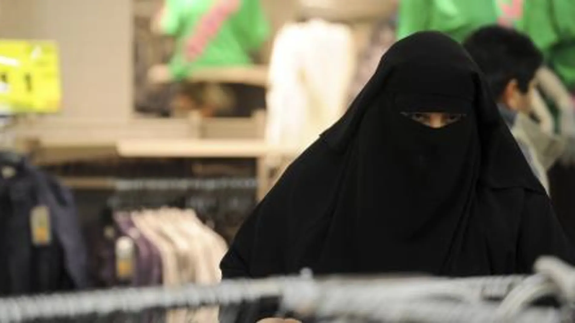 Imagen de archivo de una mujer en una tienda vestida con el velo integral "niqab"